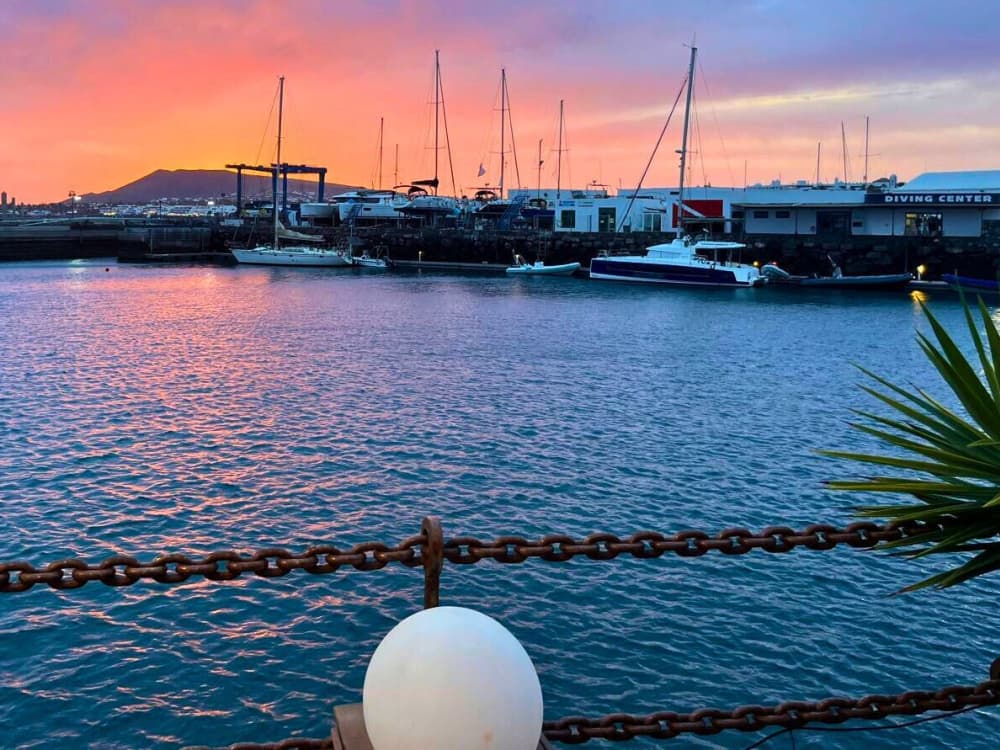 Escapada fácil a Playa Blanca: Un viaje en barco de 3 horas y media en lancha motora.