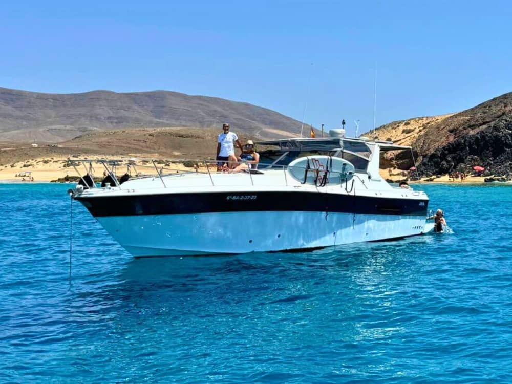 Escapada fácil a Playa Blanca: Un viaje en barco de 3 horas y media en lancha motora.