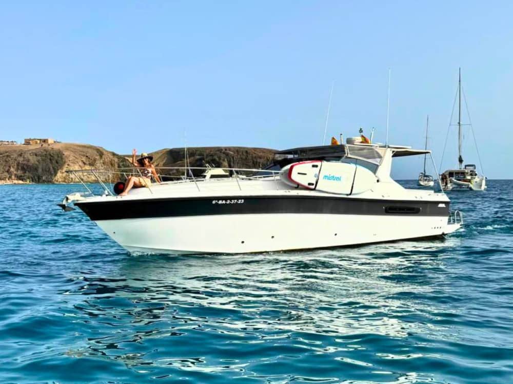 Escapada fácil a Playa Blanca: Un viaje en barco de 3 horas y media en lancha motora.