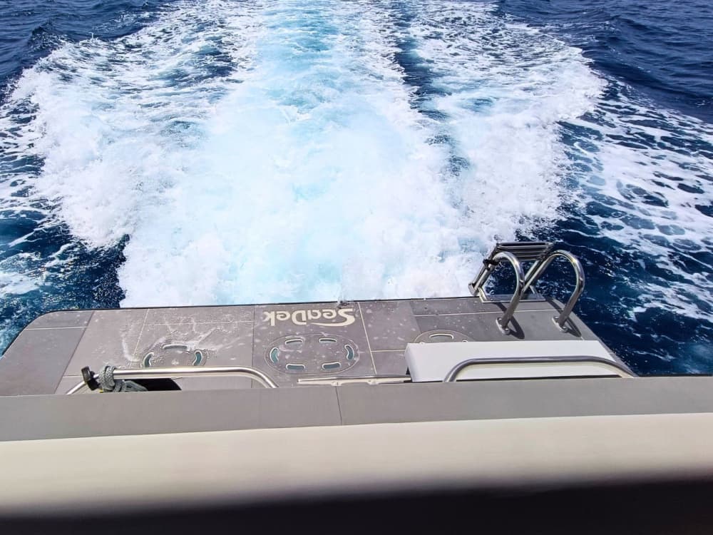 Escapada fácil a Playa Blanca: Un viaje en barco de 3 horas y media en lancha motora.