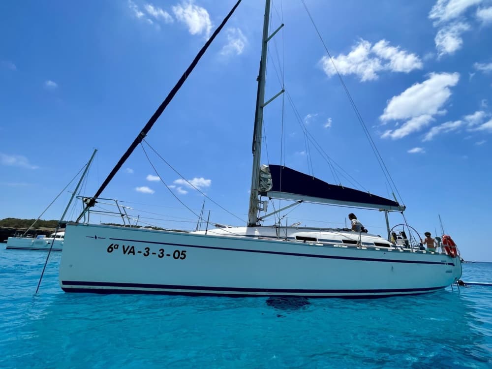 Erkunden Sie Palau und genießen Sie einen ganzen Tag auf einem Segelboot.