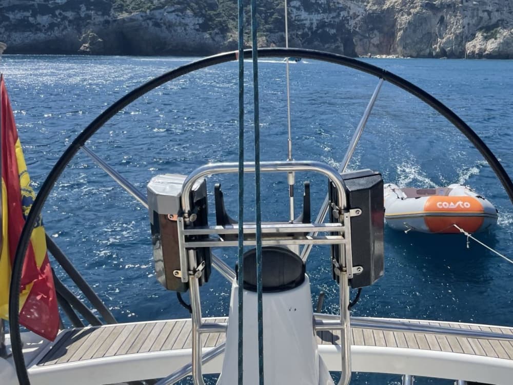Explora Palaos y disfruta de un día completo navegando en velero.