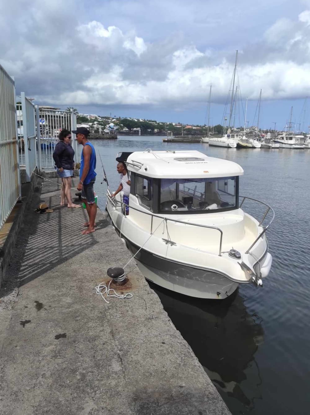 Pura alegría de navegar: Experimenta la magia de Saint-Pierre.