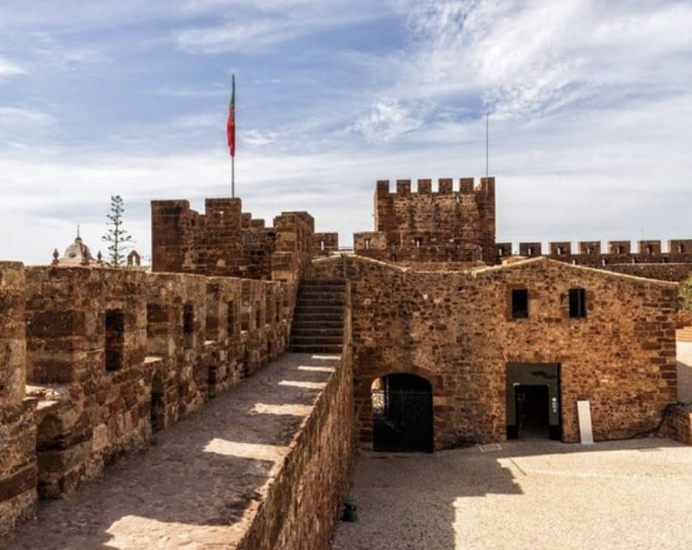 Żegluj przez historię: malownicza wycieczka łodzią z Lagos do Silves