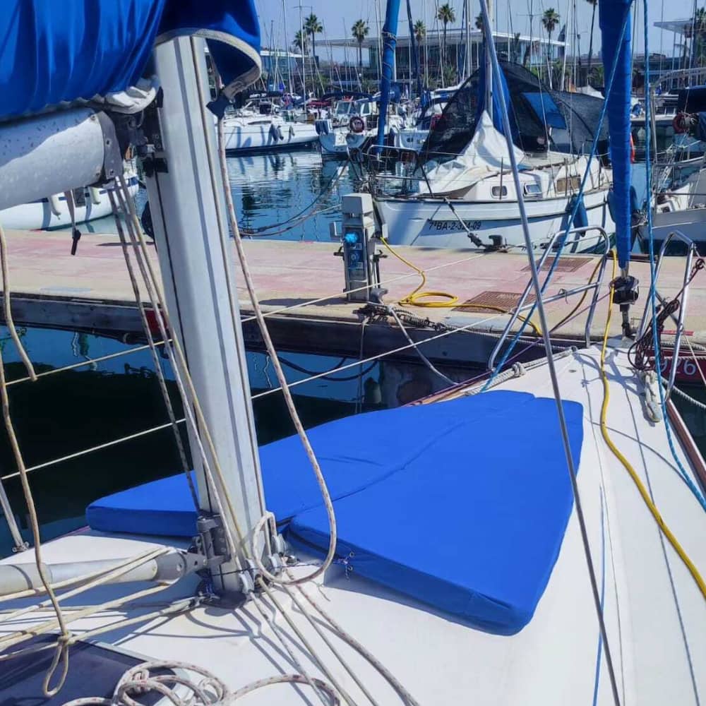Spend 4 hours in the water in Barcelona, enjoying the sun and the crystal clear waters.
