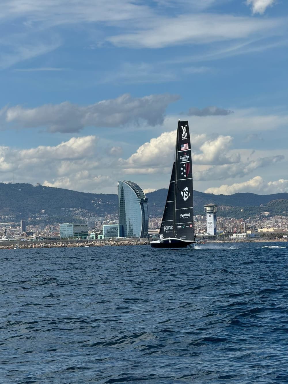 Spend 4 hours in the water in Barcelona, enjoying the sun and the crystal clear waters.