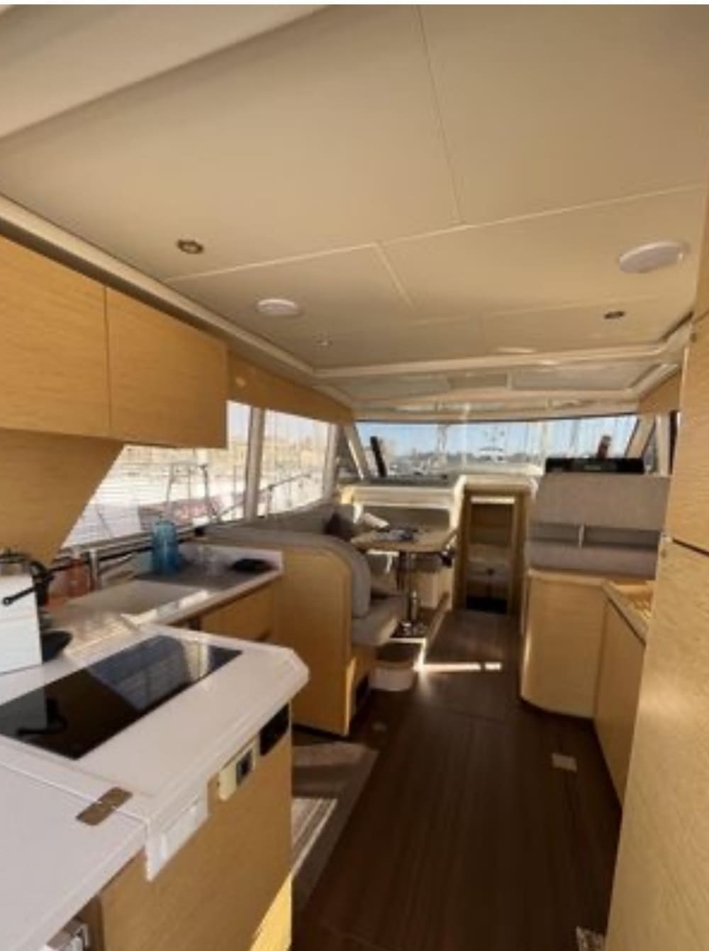 Profitez du soleil lors d'une excursion en bateau de 9 heures à Marseille.