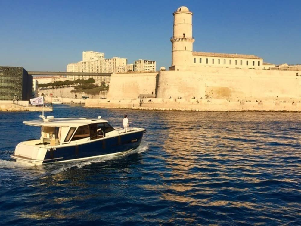 Profitez du soleil lors d'une excursion en bateau de 9 heures à Marseille.