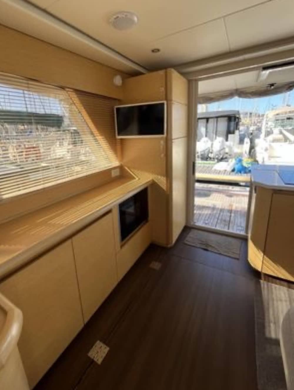 Profitez du soleil lors d'une excursion en bateau de 9 heures à Marseille.