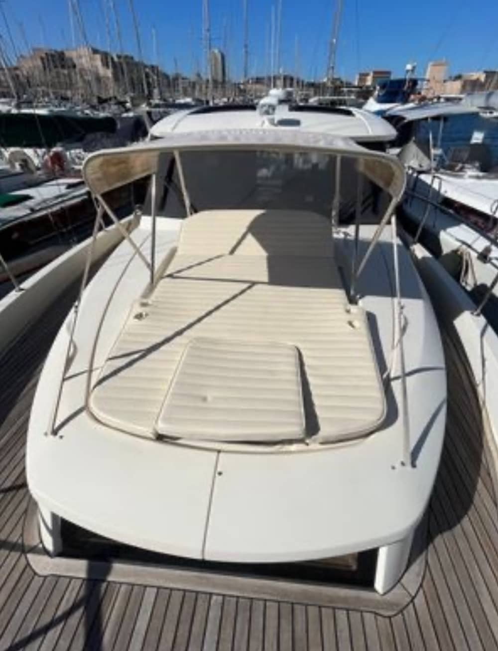 Profitez du soleil lors d'une excursion en bateau de 9 heures à Marseille.