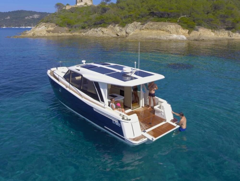 Profitez du soleil lors d'une excursion en bateau de 9 heures à Marseille.