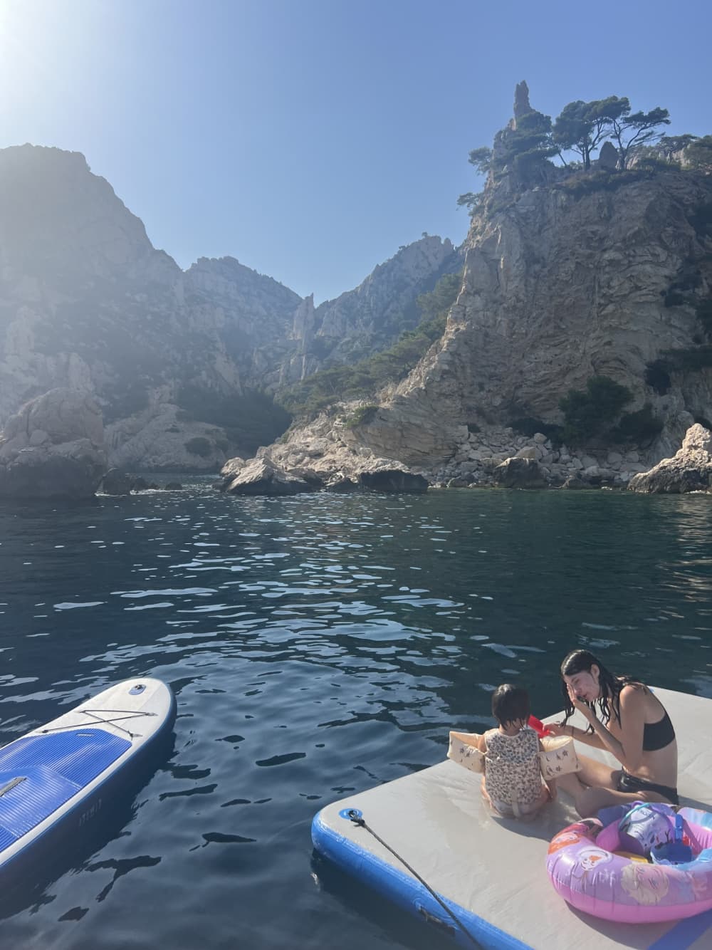 Profitez du soleil lors d'une excursion en bateau de 9 heures à Marseille.