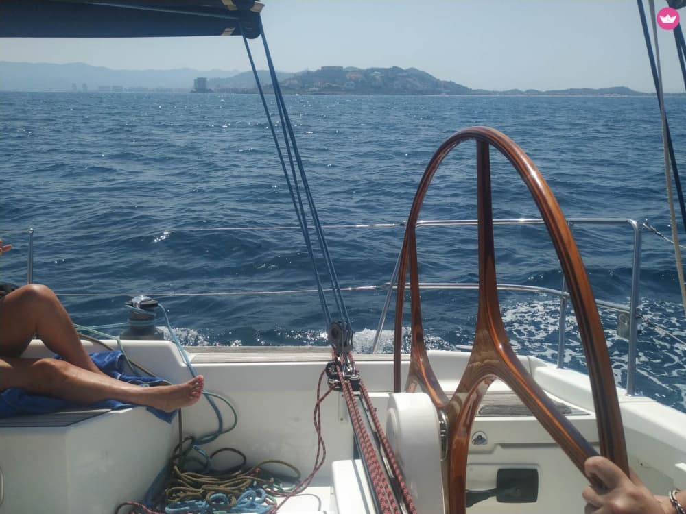 Naviguer à Valence de façon authentique : vent, mer et une journée entière de liberté