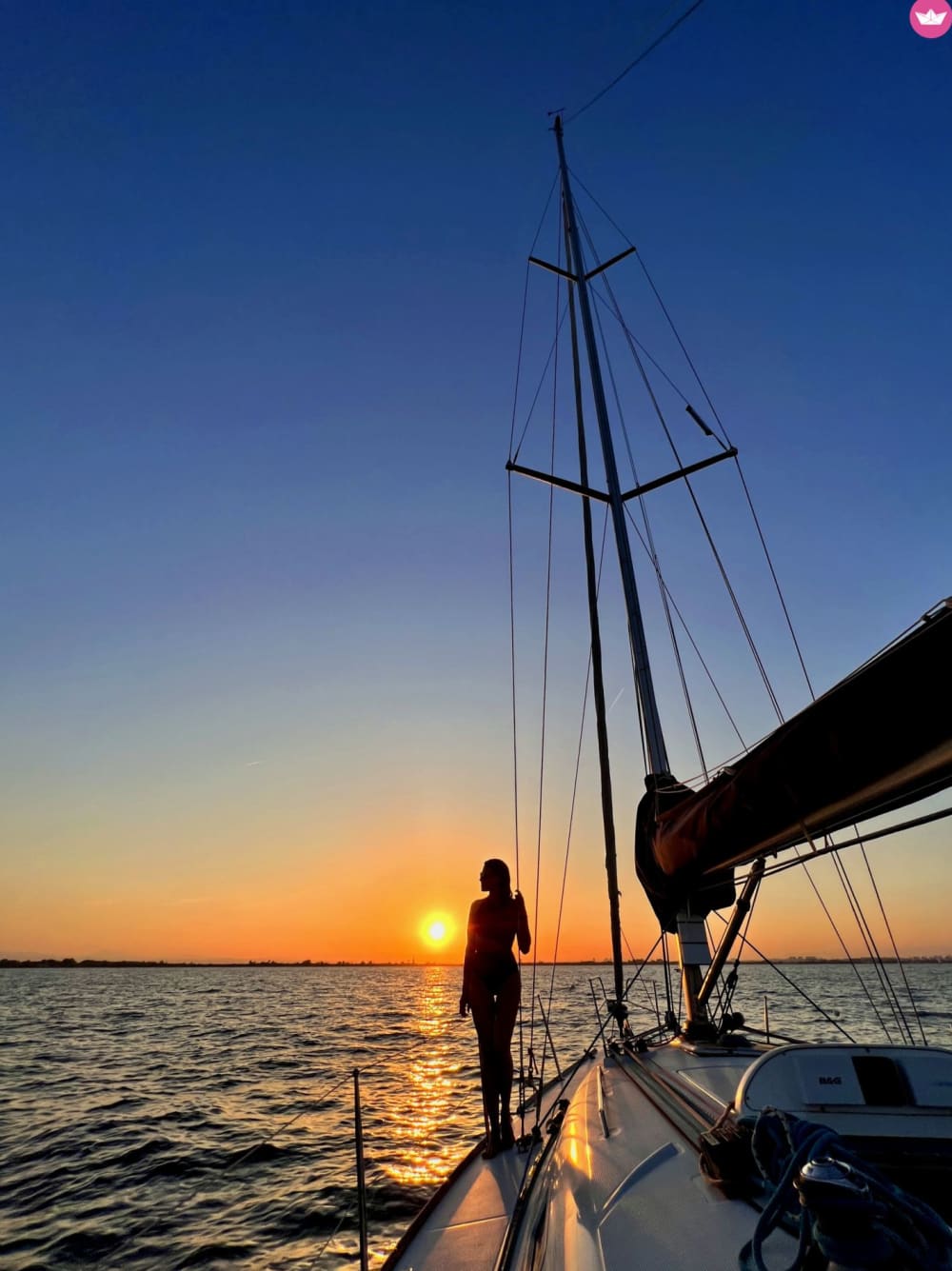 Navega por Valencia de la forma auténtica: viento, mar y un día completo de libertad.