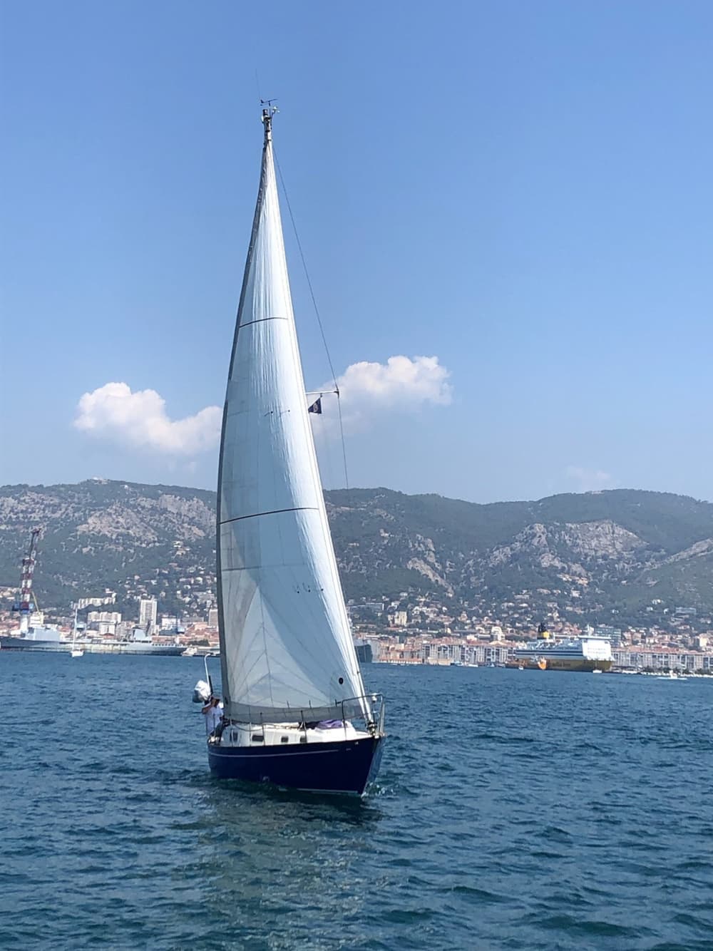 Sfrutta al massimo ogni momento: una giornata di sole intorno a Tolone a bordo di una barca a vela.