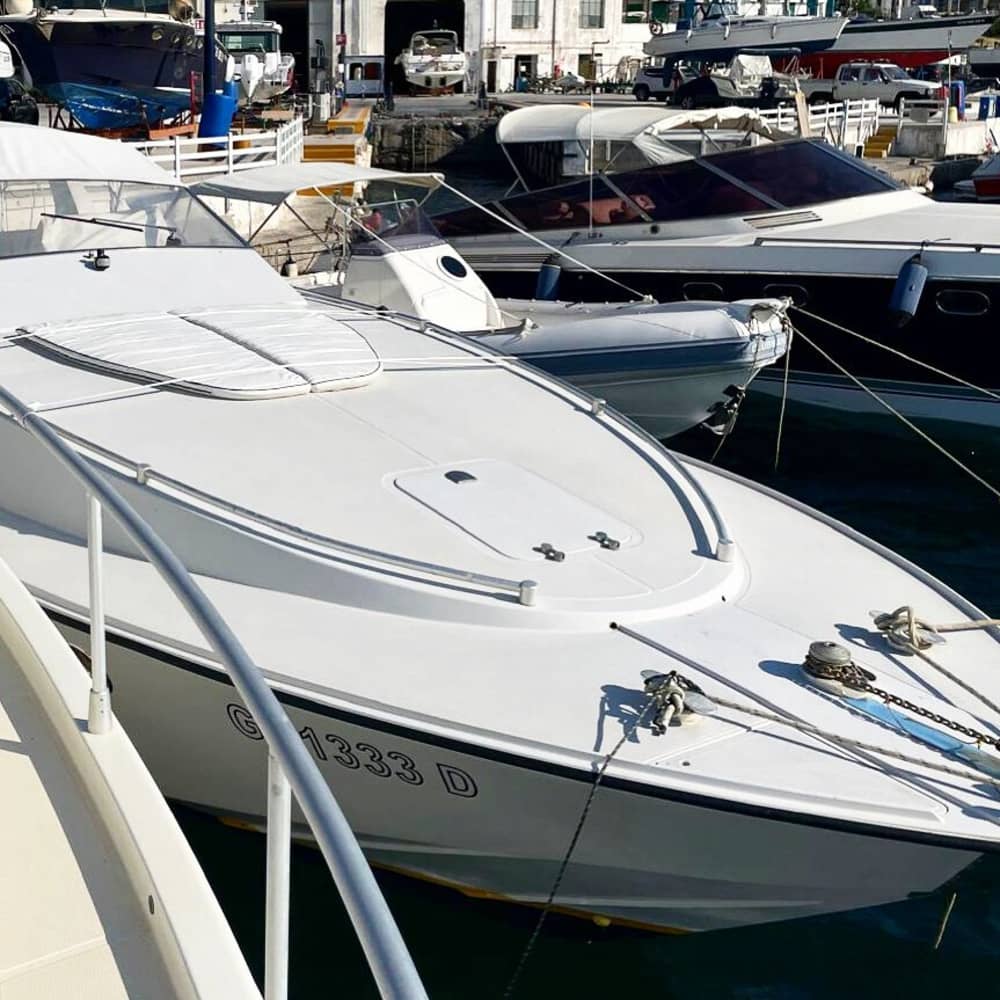 Eleganza in mare: scoprite Gallipoli a bordo di un lussuoso yacht a motore.