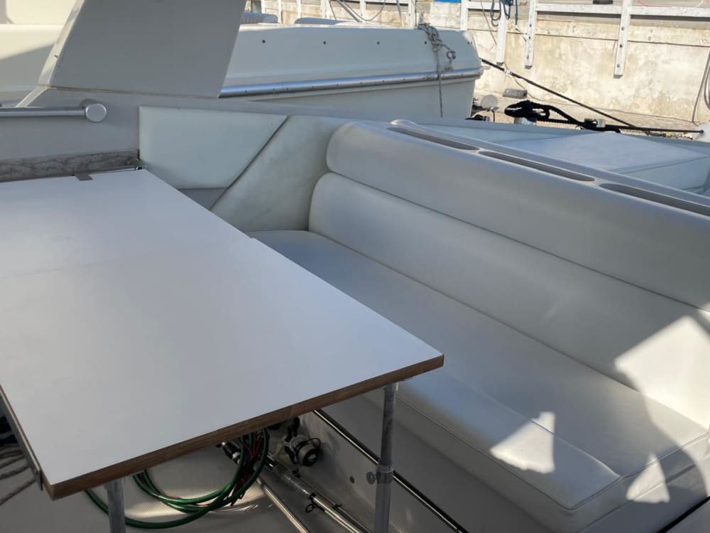 Eleganza in mare: scoprite Gallipoli a bordo di un lussuoso yacht a motore.