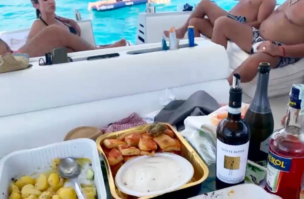 Eleganza in mare: scoprite Gallipoli a bordo di un lussuoso yacht a motore.
