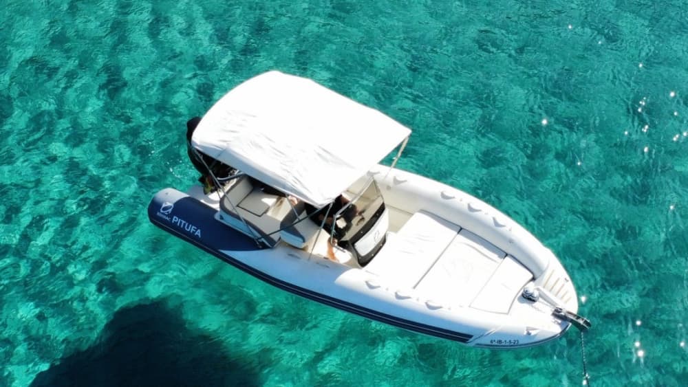 Excursión en barco de 3 horas en Santa Eulalia del Río para disfrutar del sol y el mar.