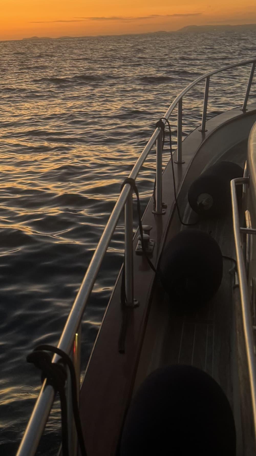 Capri-Sonnenuntergangsfahrt: Aperitif auf See (3 Stunden bei Sonnenuntergang)