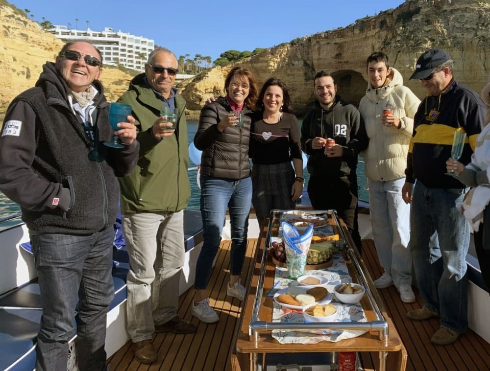 Festa Privada em Barco no Algarve – Cruzeiro de 3h com Música, Paragem para Banho e Bebidas (opcional)