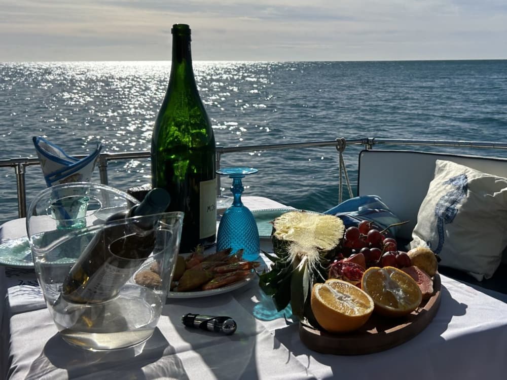 Festa Privada em Barco no Algarve – Cruzeiro de 3h com Música, Paragem para Banho e Bebidas (opcional)