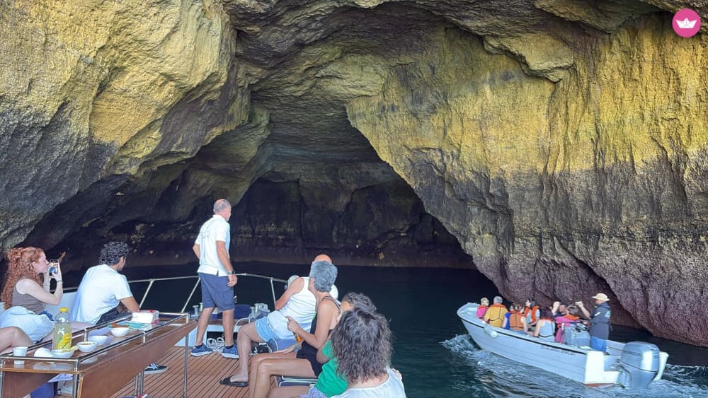 Festa Privada em Barco no Algarve – Cruzeiro de 3h com Música, Paragem para Banho e Bebidas (opcional)