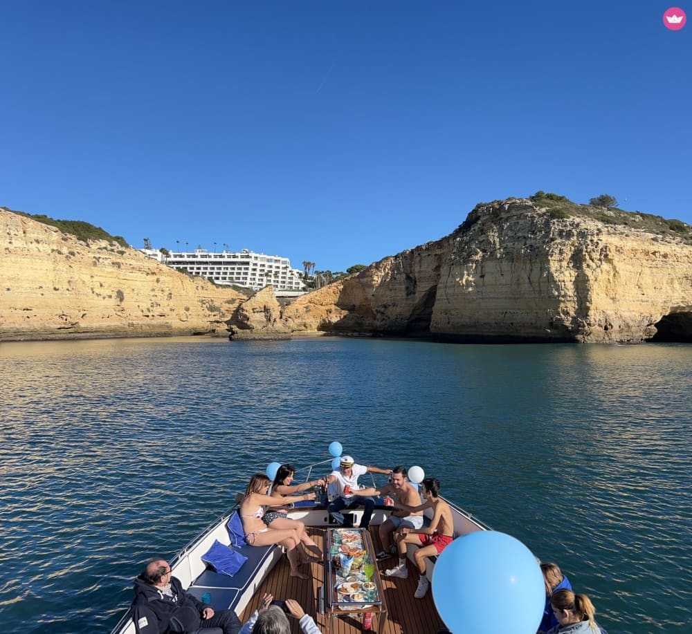 Festa Privada em Barco no Algarve – Cruzeiro de 3h com Música, Paragem para Banho e Bebidas (opcional)