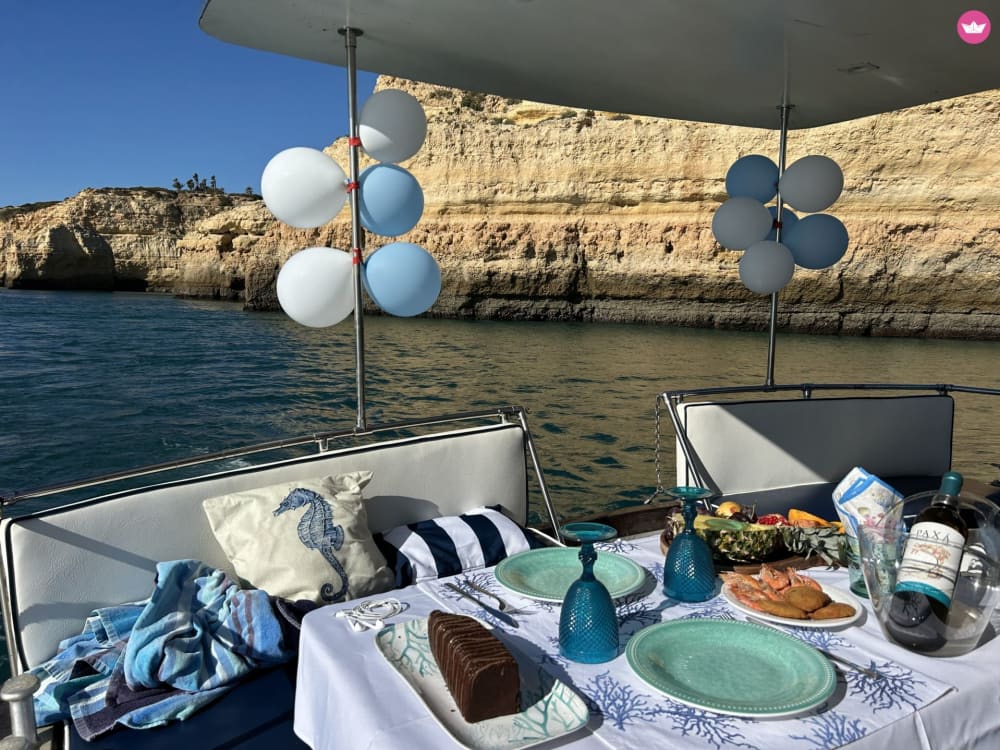 Festa Privada em Barco no Algarve – Cruzeiro de 3h com Música, Paragem para Banho e Bebidas (opcional)