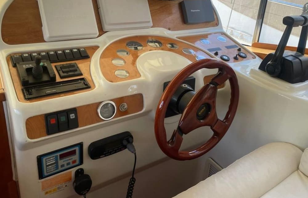 Fuengirola'da 4 saat boyunca motorlu tekneyle rahatlayın.