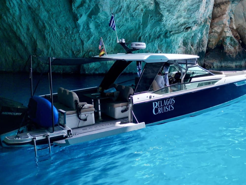 O escapadă legendară: 3 ore și 30 de minute în jurul insulei Zakynthos cu barca cu motor