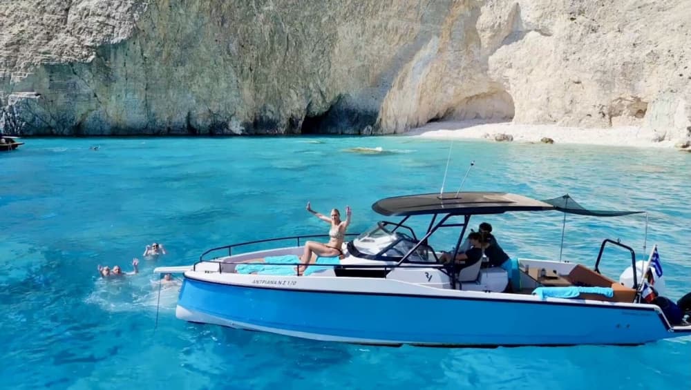 Descoperiți Zakynthos într-o excursie de o zi cu barca cu motor