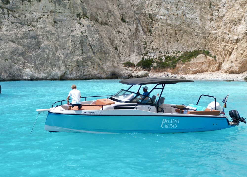 Descubra Zakynthos em um passeio de um dia inteiro em uma lancha.