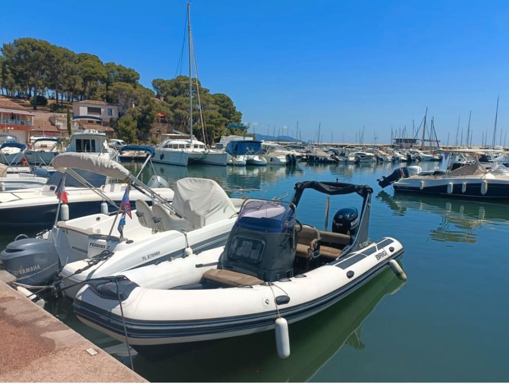 Louez un bateau à moteur pour 3h45 de plaisir