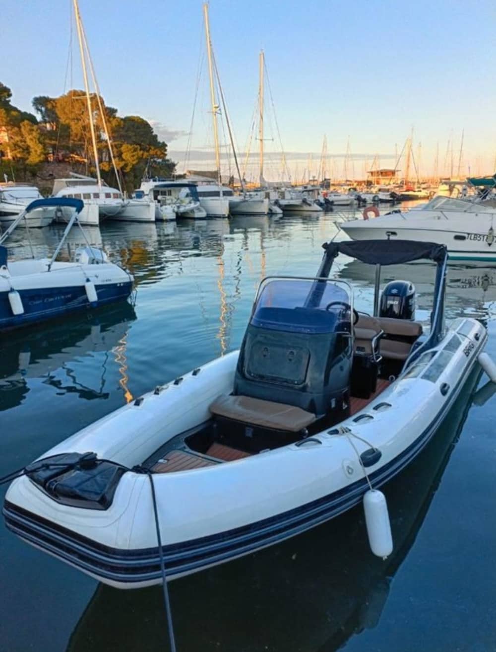 Louez un bateau à moteur pour 3h45 de plaisir