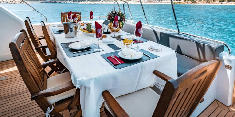 Ιδιωτική Γιορτή στη Θάλασσα – Μισή Μέρα Κομψότητας, Γεύσης & Χαράς