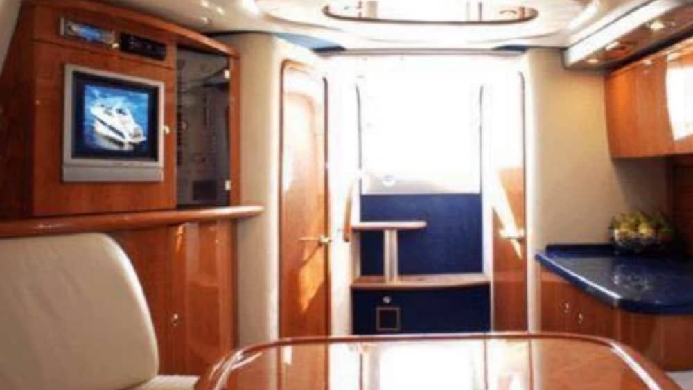 Explore as joias escondidas ao redor das ilhas Pakleni