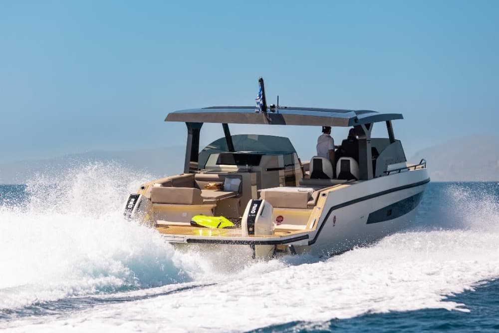 Upptäck Atens stränder: En komplett dagsutflykt ombord på en motorbåt