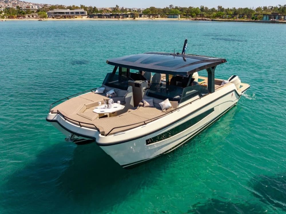 Upptäck Atens stränder: En komplett dagsutflykt ombord på en motorbåt