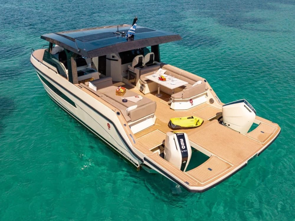 Upptäck Atens stränder: En komplett dagsutflykt ombord på en motorbåt