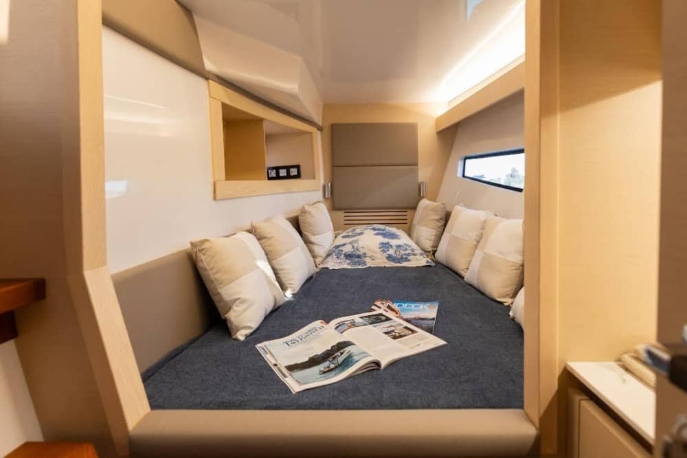 Upptäck Atens stränder: En komplett dagsutflykt ombord på en motorbåt