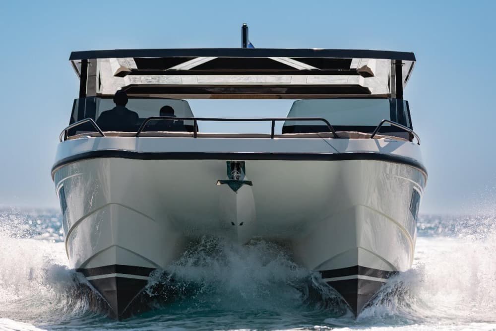 Upptäck Atens stränder: En komplett dagsutflykt ombord på en motorbåt