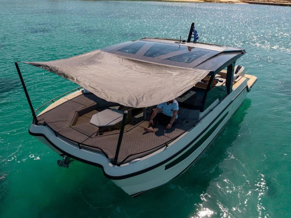 Upptäck Atens stränder: En komplett dagsutflykt ombord på en motorbåt