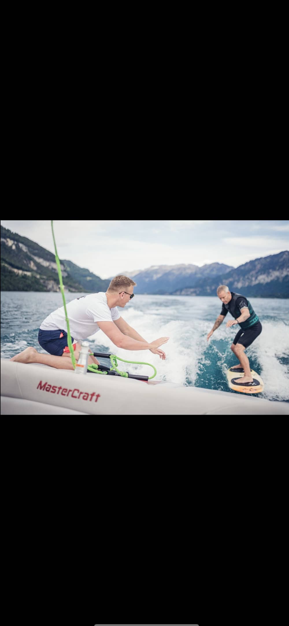 Profitez de chaque instant : une journée ensoleillée autour de Thoune en bateau à moteur