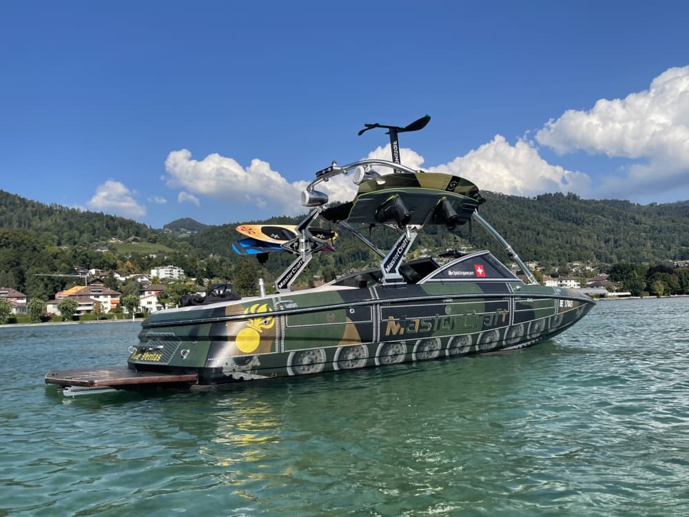 Profitez de chaque instant : une journée ensoleillée autour de Thoune en bateau à moteur