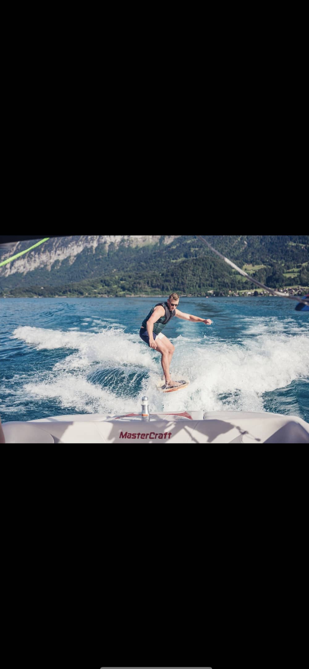 Profitez de chaque instant : une journée ensoleillée autour de Thoune en bateau à moteur