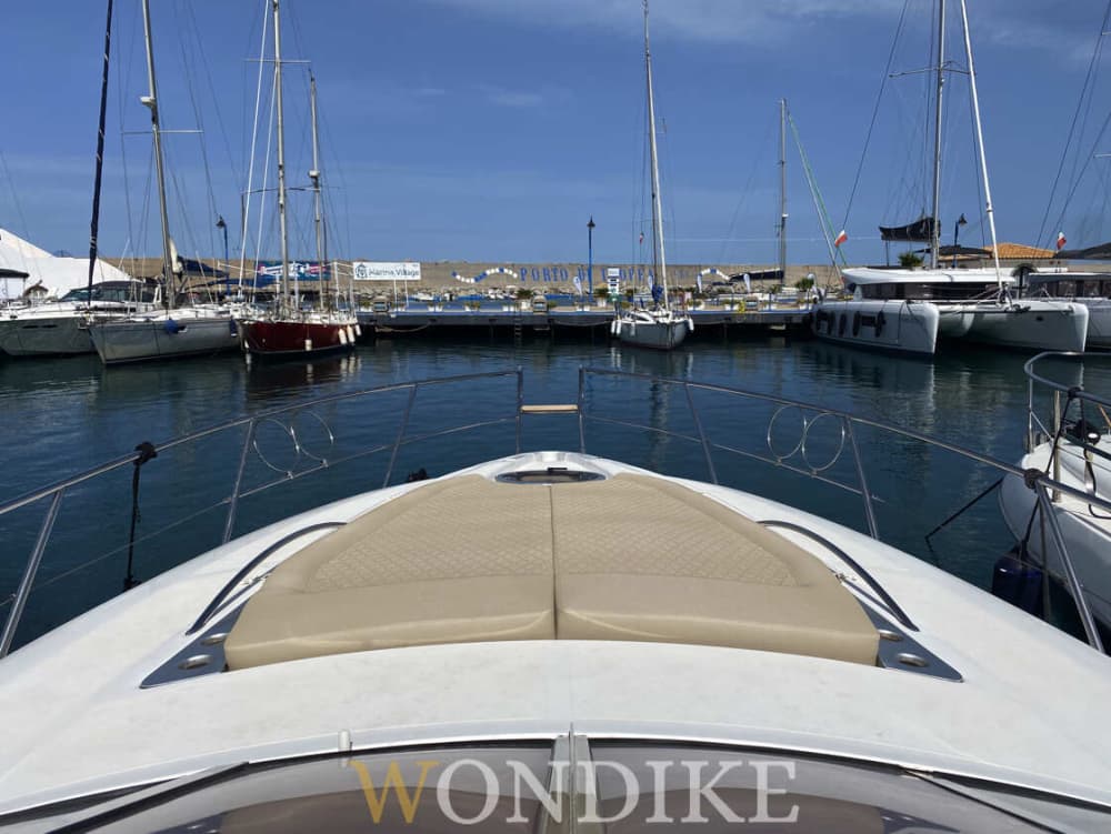 Nehmen Sie sich einen halben Tag Zeit, um sich auf einem Motorboot in Bari zu entspannen.