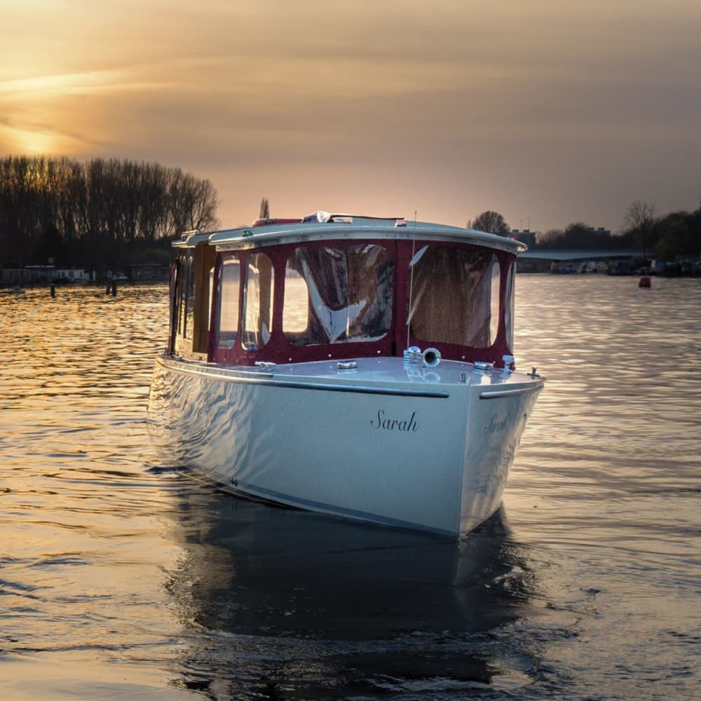 Paseo en barco privado de 2 horas por Ámsterdam: descubre la ciudad desde el agua