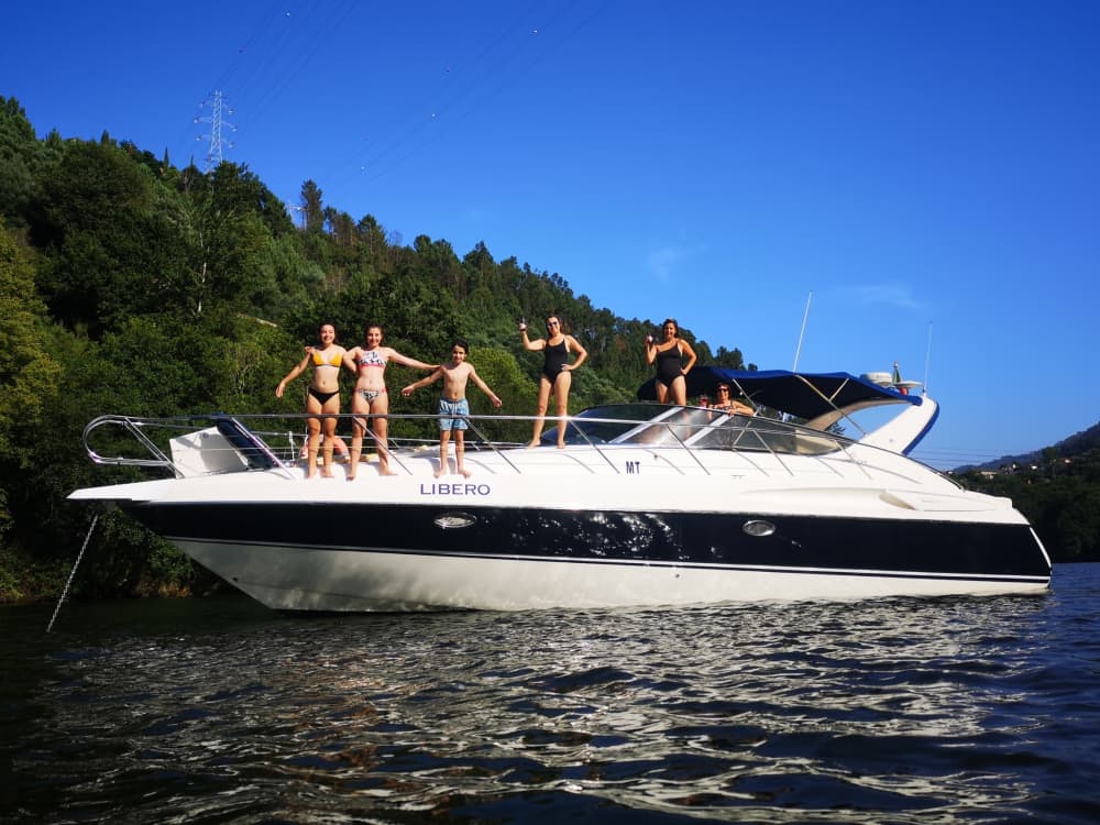 Goditi 8 ore a bordo di un motoscafo a Porto