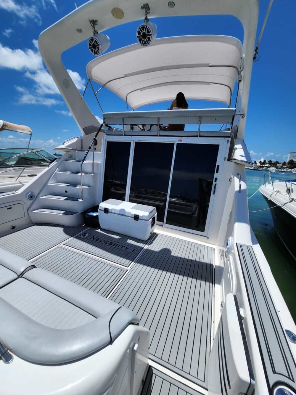 Offrez-vous une journée de luxe à Cancún sur un yacht à moteur.